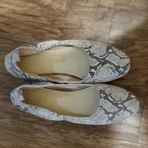 Vince Camuto Leather Snake Print Beige Flats Size 10M